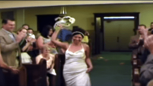 Casamento diferente: Noivos entram dançando noivos-casamento-dancante