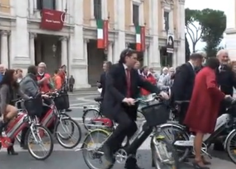 Convidados chegam ao casamento de bicicleta