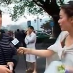 Noiva-repórter deixa casamento para cobrir terremoto na china