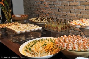 Tendências culinárias de buffet de casamento Mesa de salgados original