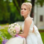 O buquê de flores da noiva deve combinar com a decoração do casamento?