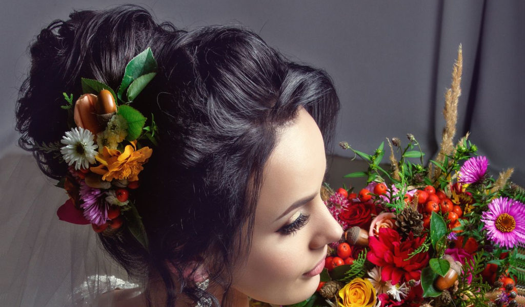 Inovando no penteado para o casamento com arranjo de flores