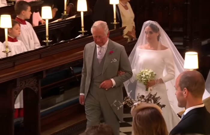 Príncipe Charles conduz Meghan Markle até o altar