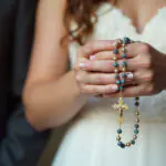O terço católico para noiva: fé, tradição e elegância no casamento