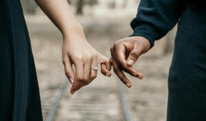 Vida a dois: como organizar as roupas e evitar conflitos por espaço como-organizar-roupas-do-casal