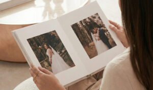 noiva-folheando-album-de-casamento