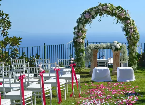 Arco de flores para casamento religioso