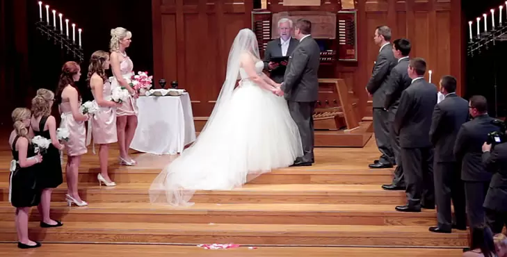 Bridesmaids e Groomsmen ao lado dos noivos na cerimônia