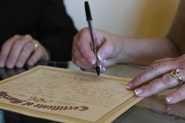 Hora de assinar os documentos do casameento