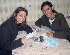 Luana e Daniel fazem as contas