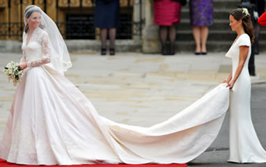 Irmão de Kate Middleton ajuda com a cauda do vestido de noiva