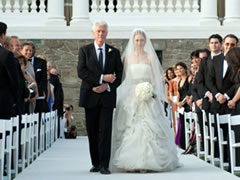 Bill Clinton conduz a filha Chelsea ao altar | Foto: divulgação